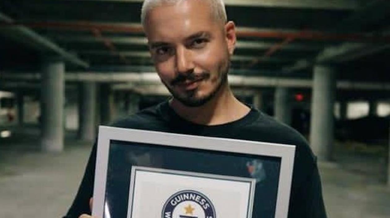 Fotografía cedida este jueves por la organización del Guinness World Records donde aparece el cantante colombiano J Balvin sosteniendo su "reconocimiento".