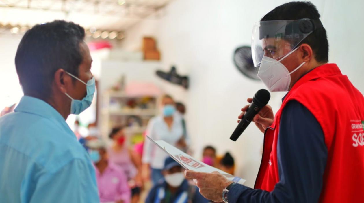 El alcalde de Soledad, Rodolfo Ucrós, entregando títulos de propiedad en el barrio Ciudad Caribe IV. 