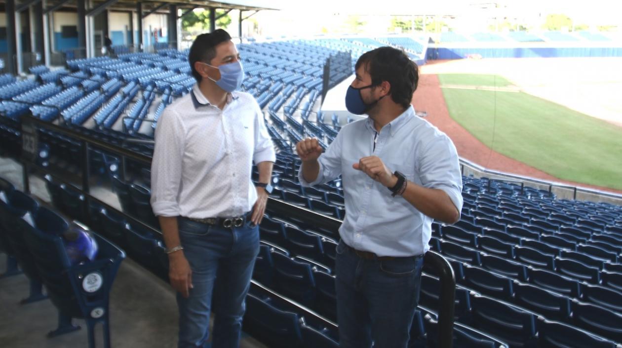 Alcalde de Ibagué, Andrés Hurtado; y el alcalde de Barranquilla, Jaime Pumarejo, en estadio Édgar Rentería.