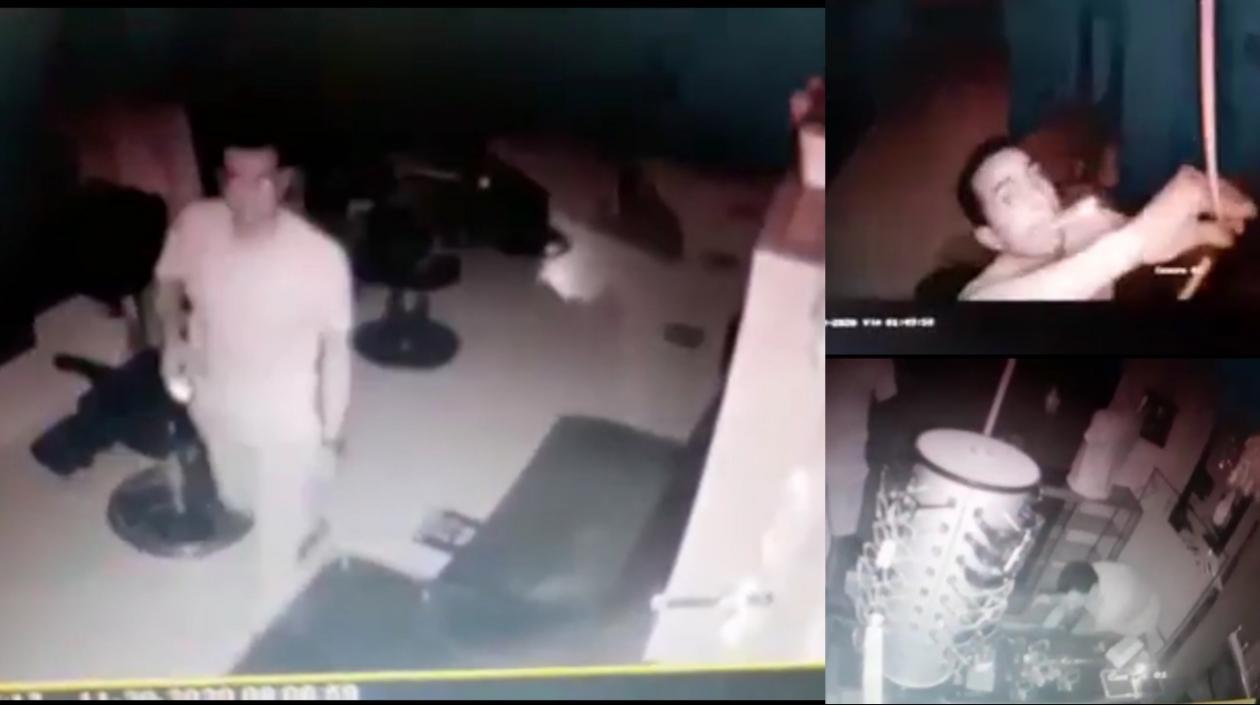 Momento en que el ladrón robaba el local comercial. 