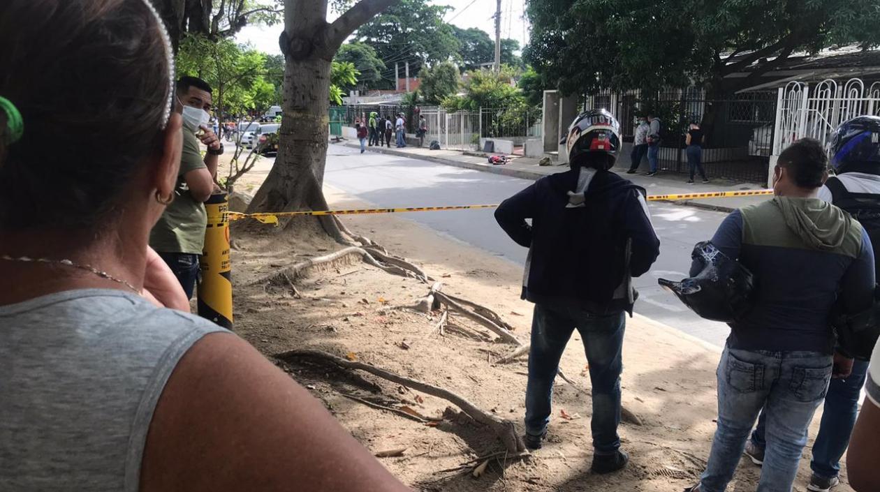 La víctima quedó tendida sobre la vía pública. 