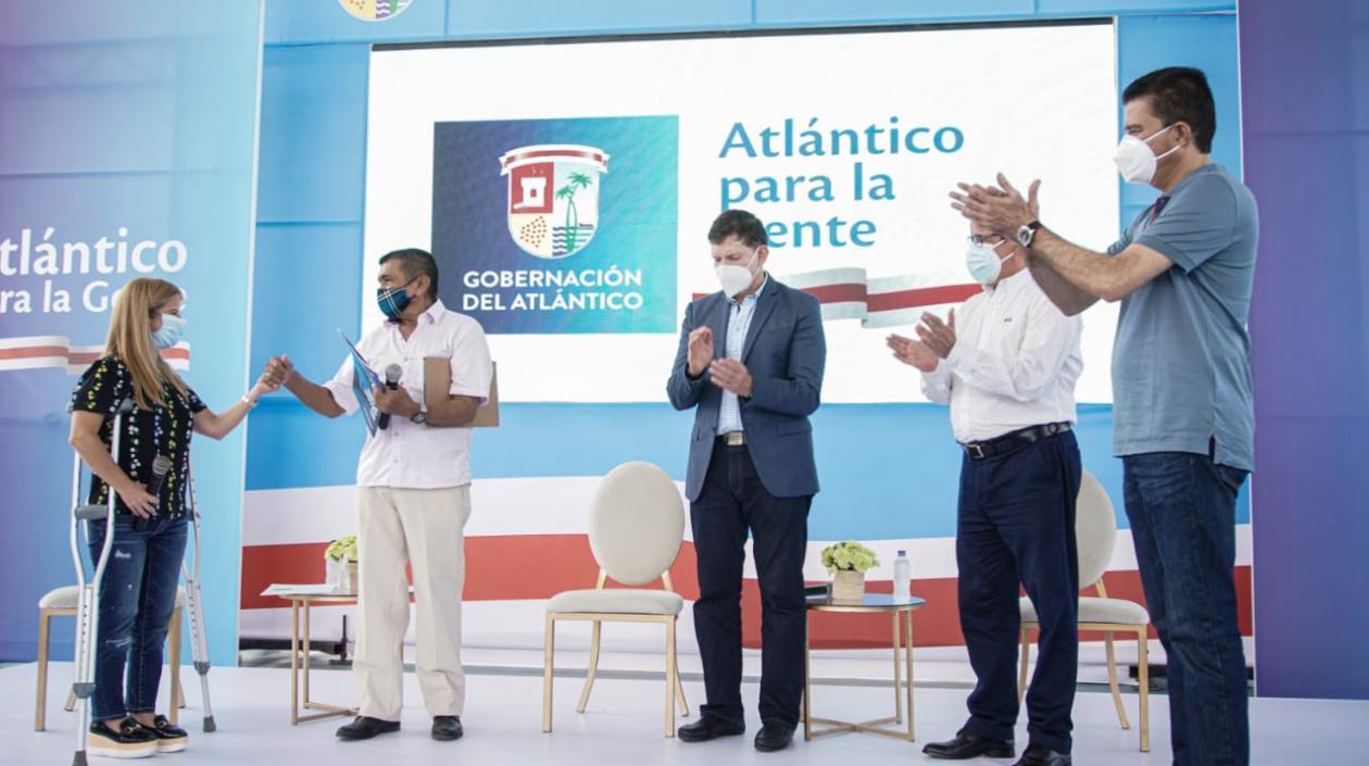 La gobernadora Elsa Noguera  con los funcionarios nacionales y el alcalde de Soledad. 