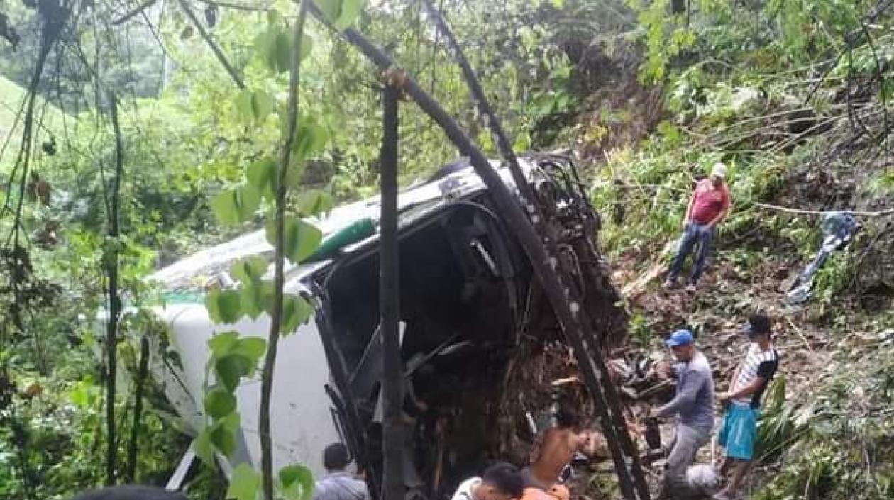 Así quedó el bus tras rodar más de 50 metros.