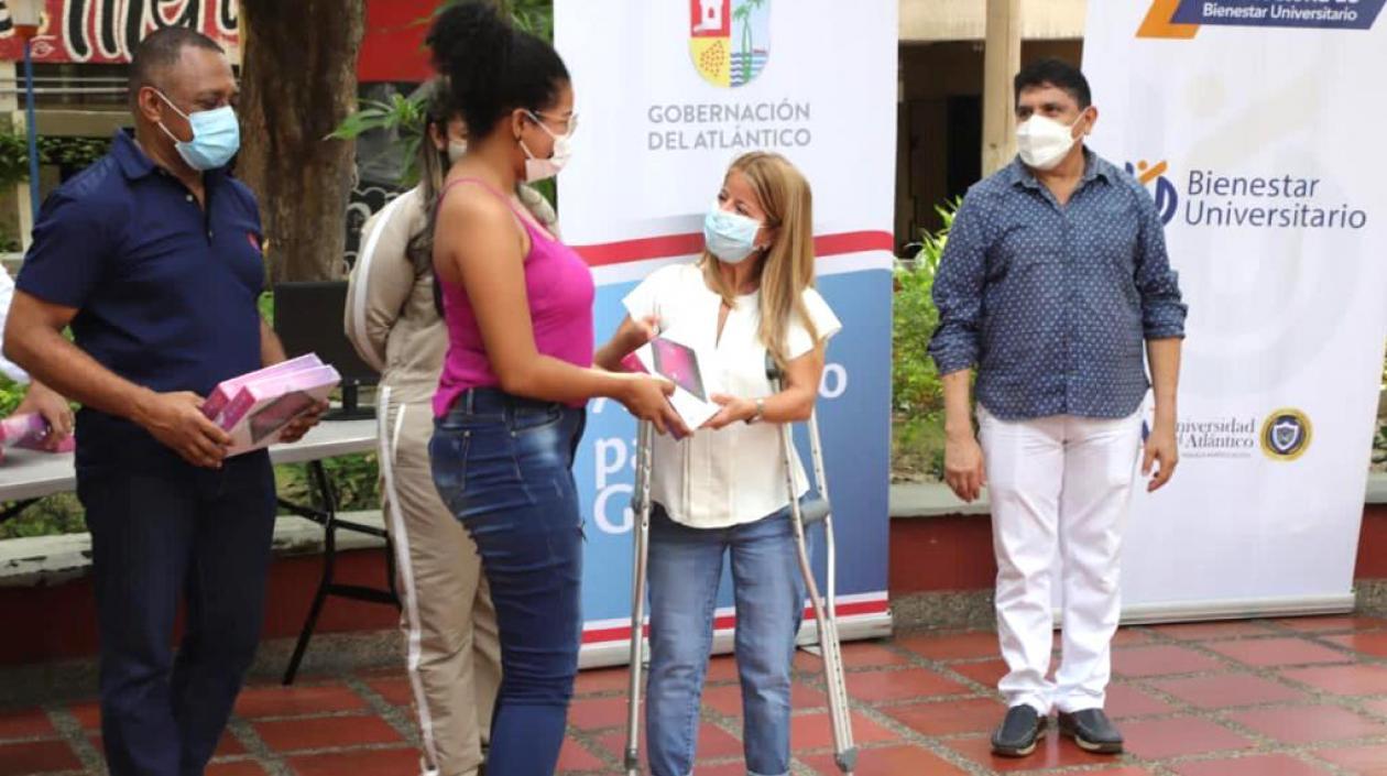 La Gobernadora Elsa Noguera entregando los equipos.