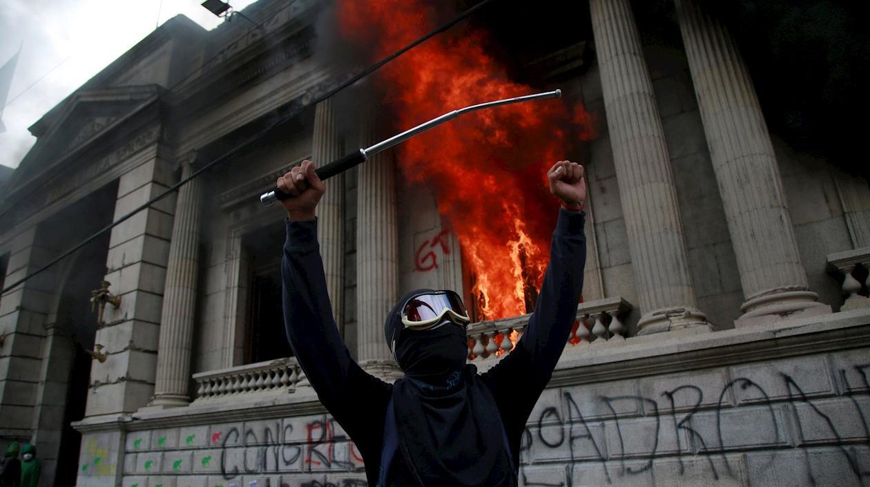 Vista del exterior del Congreso de Guatemala en llamas ocasionado por manifestantes que protestan contra del Gobierno del presidente, Alejandro Giammattei hoy en Ciudad de Guatemala (Guatemala). 