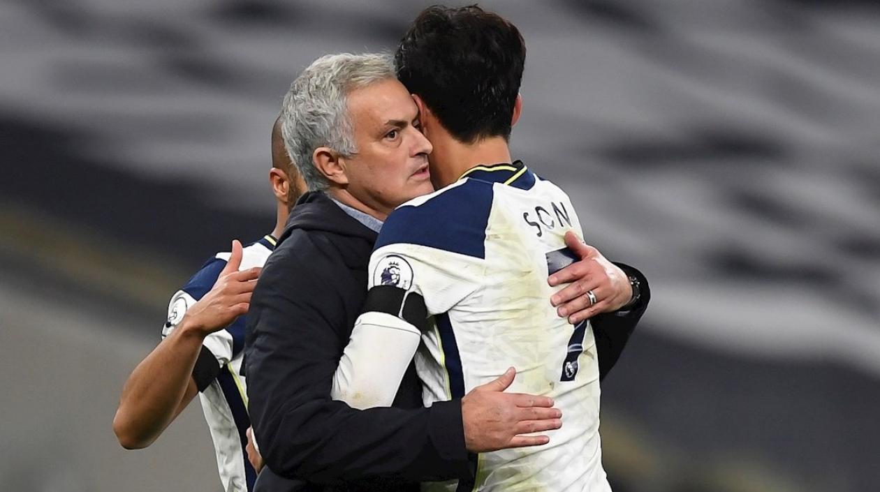 José Mourinho felicita a su goleador Son Heung-min.