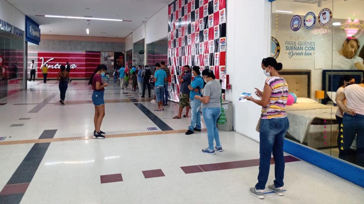 Compradores cumpliendo los protocolos de bioseguridad.