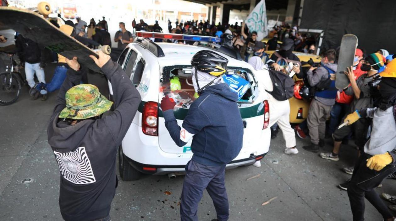 Así destruyeron los vándalos una patrulla de la Policía en Bogotá, durante protestas.