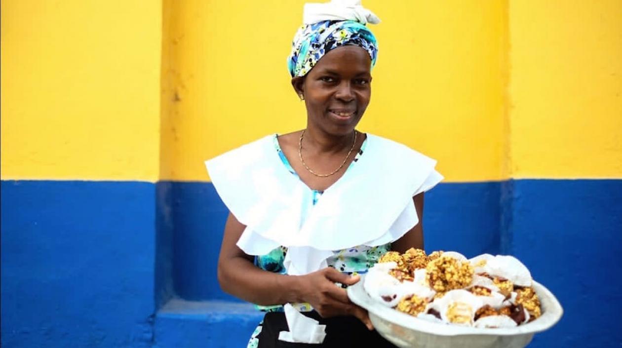 Una venddora con los tradicionales dulces.