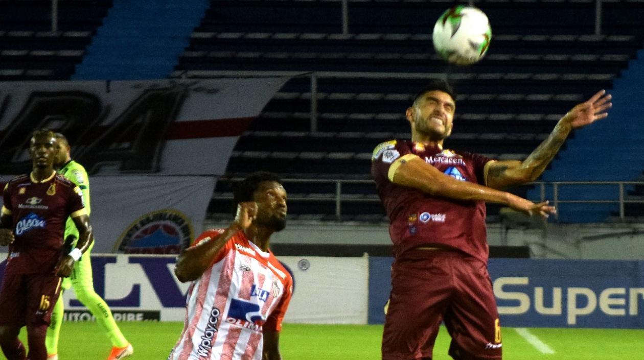 Didier Moreno marca a Guillermo Celis.