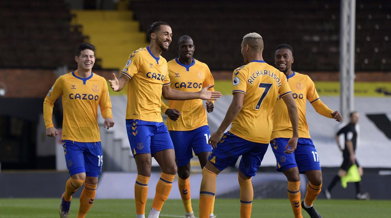 James Rodríguez y sus compañeros felicitan a Dominic Calvert-Lewin.