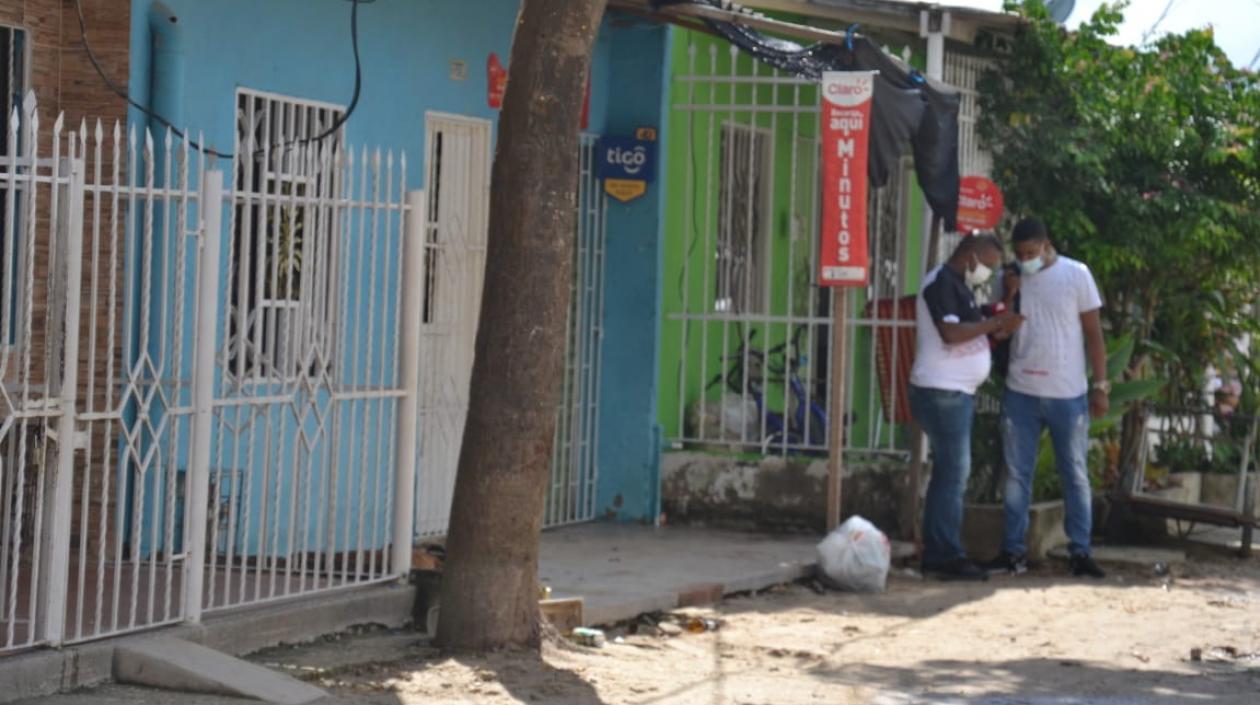 Los hechos ocurrieron en la terraza de esta vivienda de color azul, en el barrio Nuevo Milenio. 