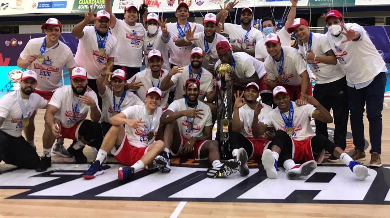 Titanes celebran el título del torneo 2020. 