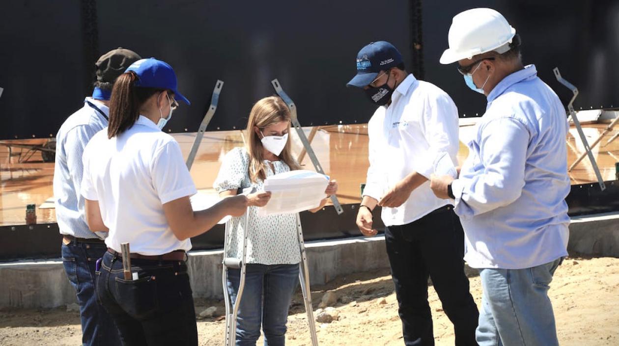 La Gobernadora Elsa Noguera inspeccionando las obras.