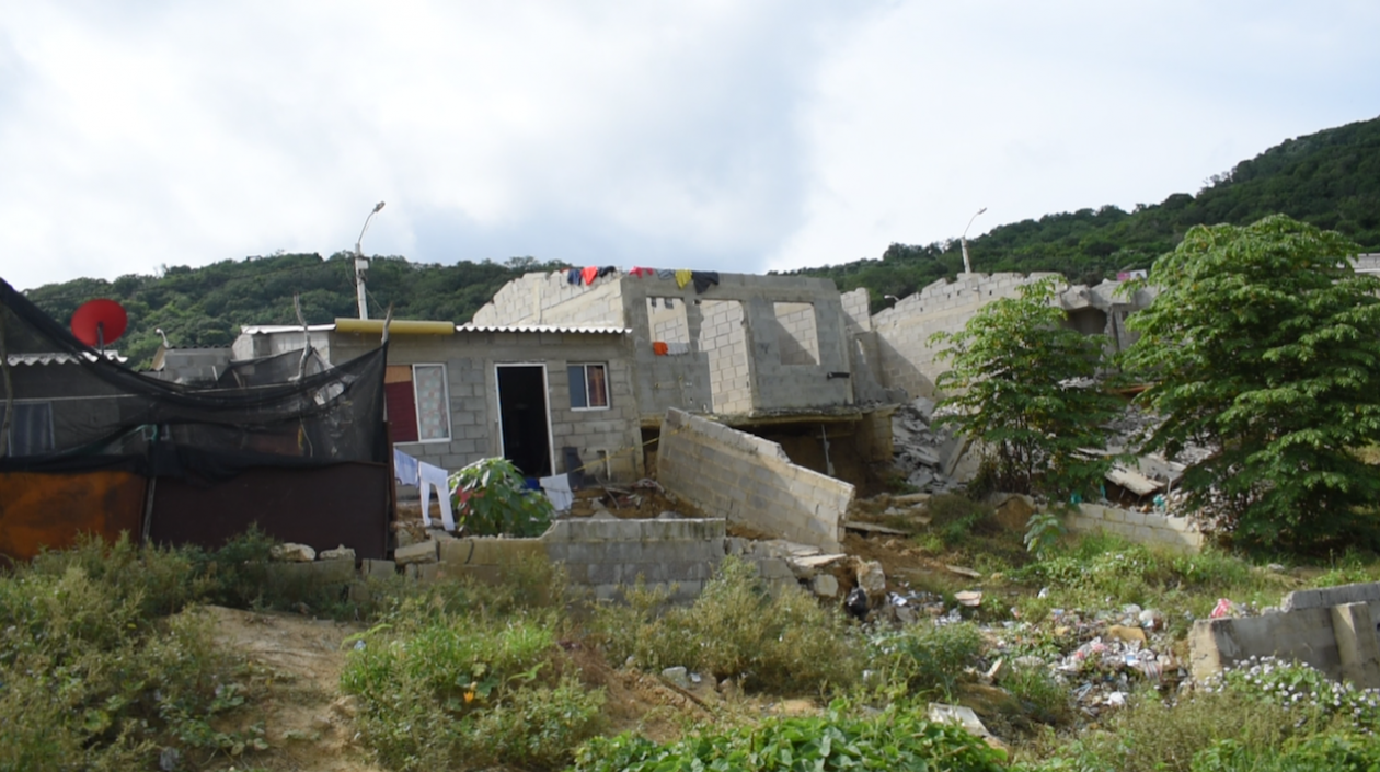 Las casas siguen cayendo en la Manzana F por efecto de los deslizamientos.