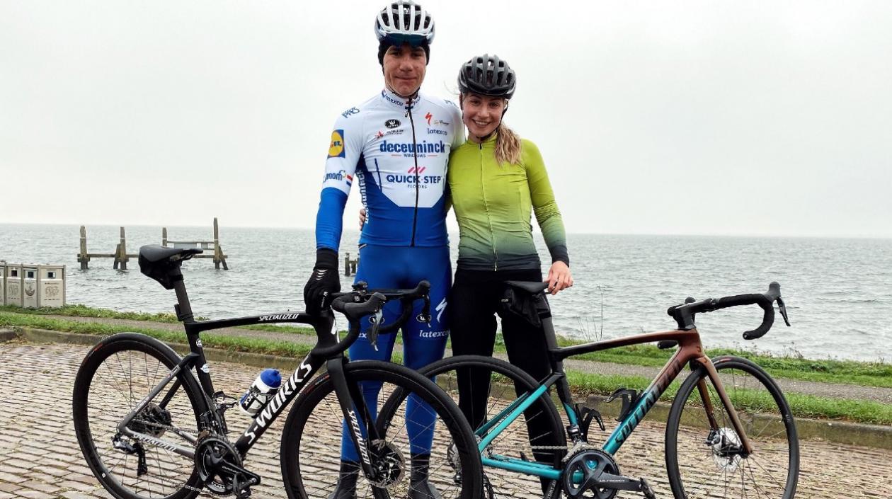 Fabio Jakobsen y su esposa, tras un paseo en bicicleta esta mañana. 
