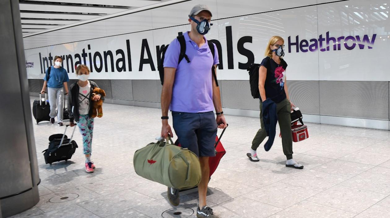 Pasajeros a su llegada al aeropuerto londinense de Heathrow. 