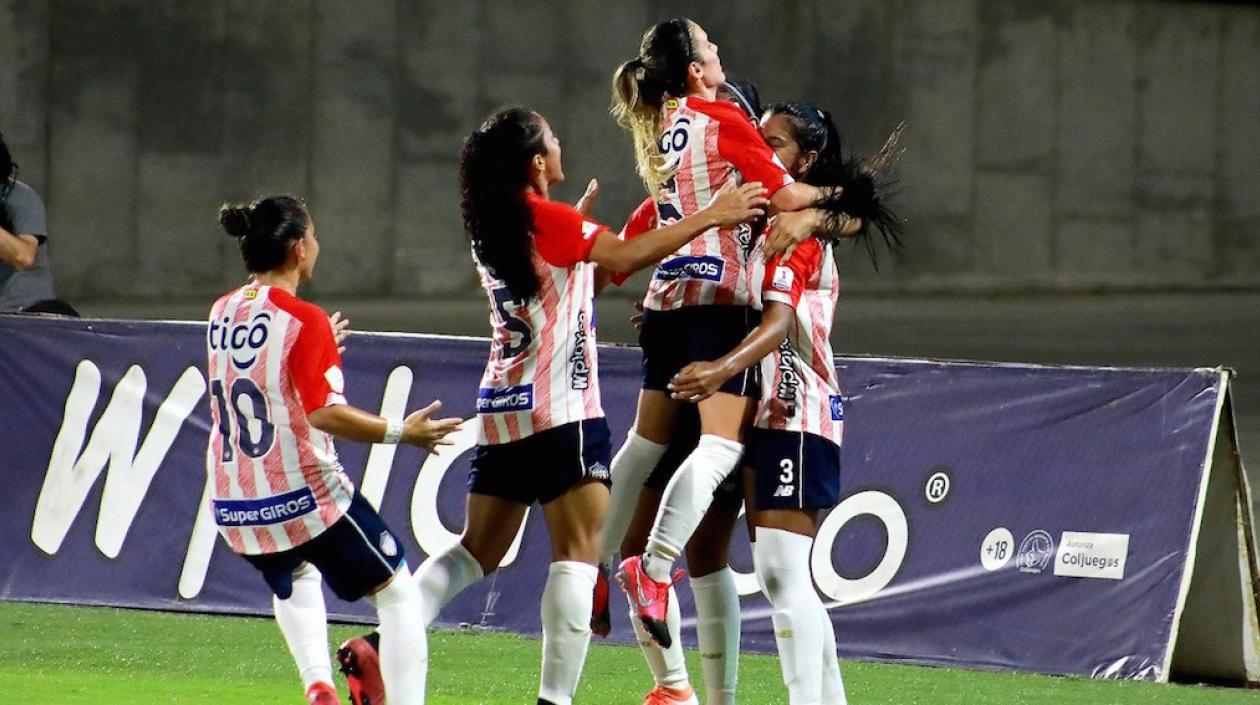 Las Tiburonas celebrando el empate, pero no les alcanzó.
