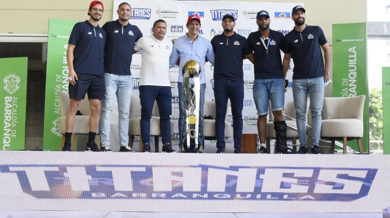Algunos de los integrantes de Titanes de Barranquilla durante la rueda de prensa.