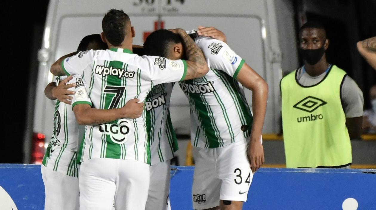Jugadores de Atlético Nacional festejan una anotación. 