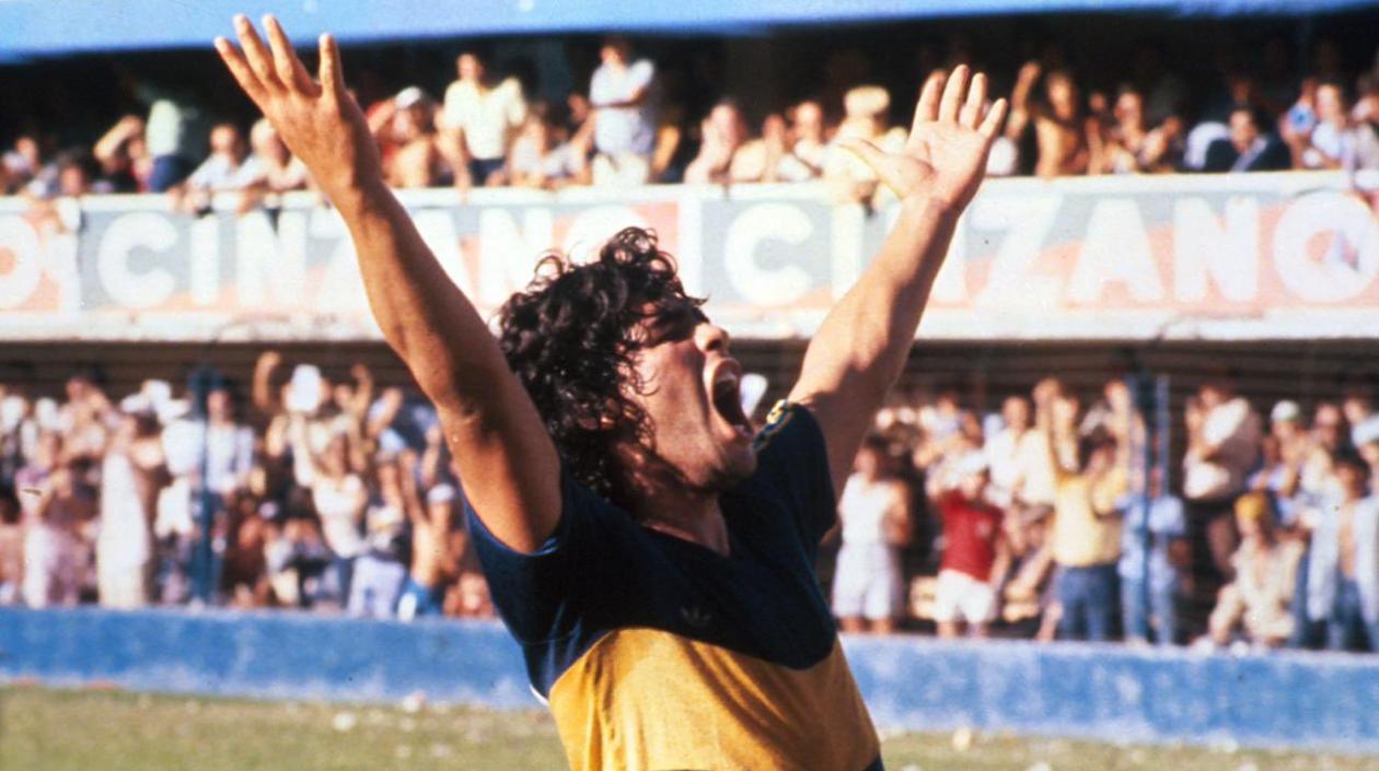 Diego Armando Maradona jugando con Boca Juniors. 