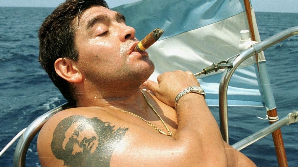 Diego Armando Maradona con un tatuaje del guerrillero Ernesto 'Che' Guevara.