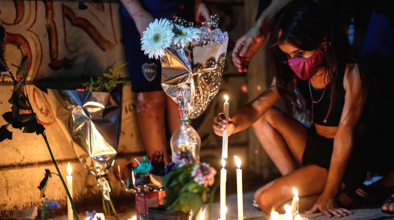 Fanáticos de Diego Armando Maradona durante una velación esta noche.