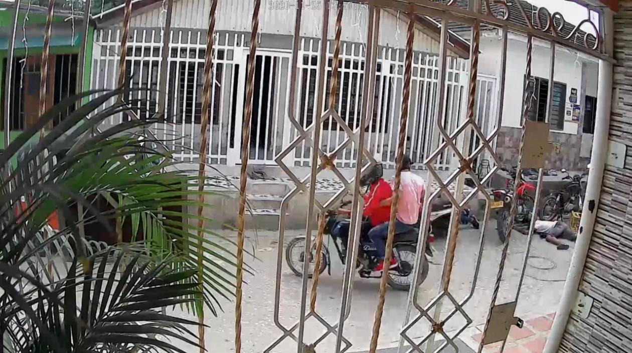 Momento en que ocurre el ataque sicarial en el barrio Cruz de Mayo. 