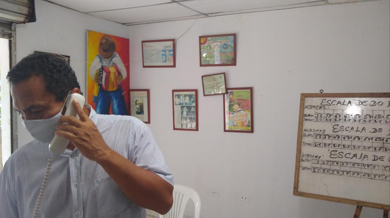 Balmer Sajona, director de la Academia.