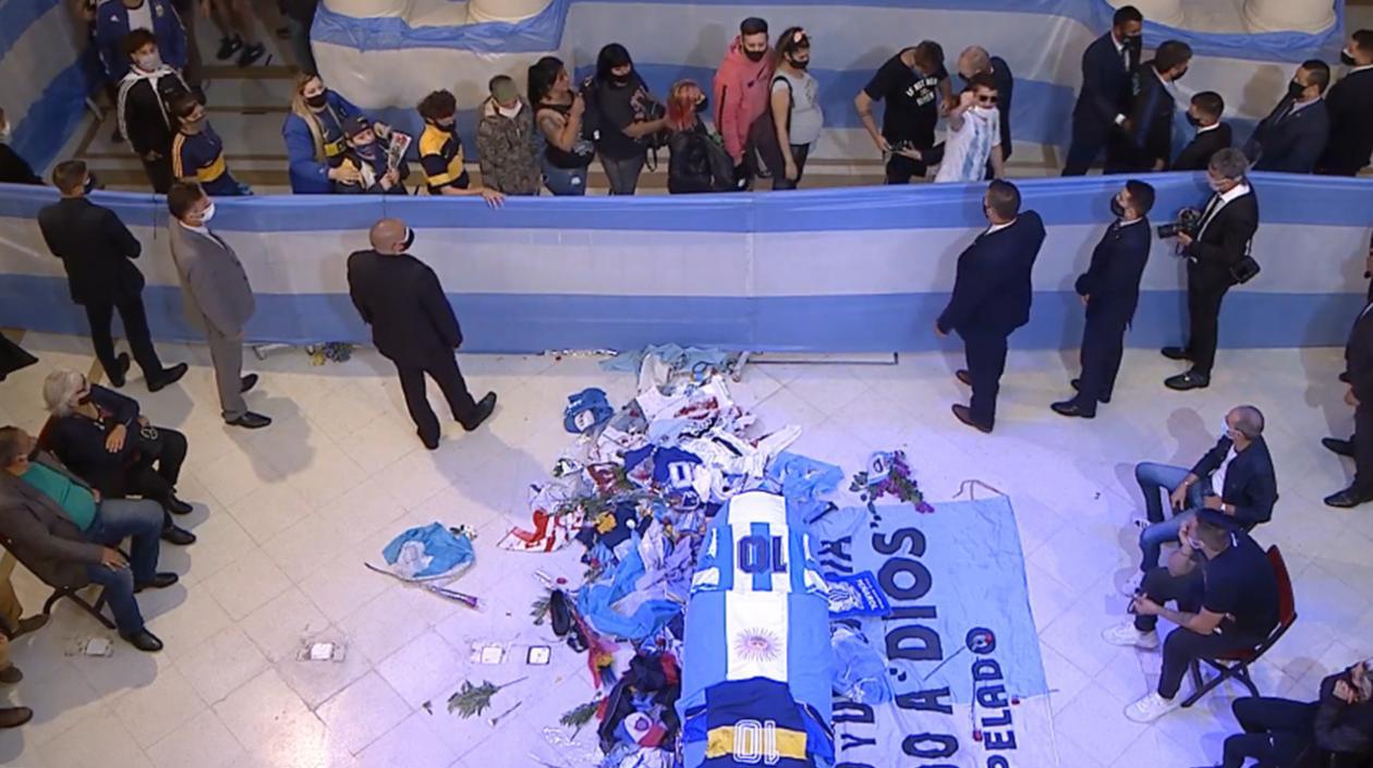 Personas ante el ataúd de Diego Armando Maradona. 