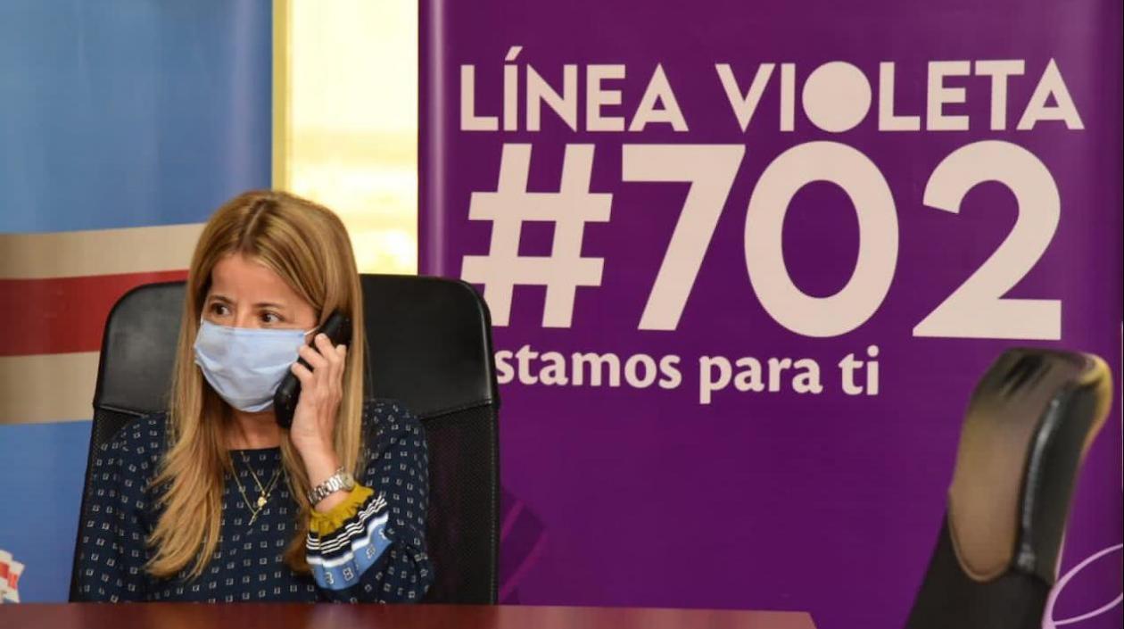 La Línea Violeta #702 funciona desde cualquier operador de forma gratuita las 24 horas los 7 días de la semana.