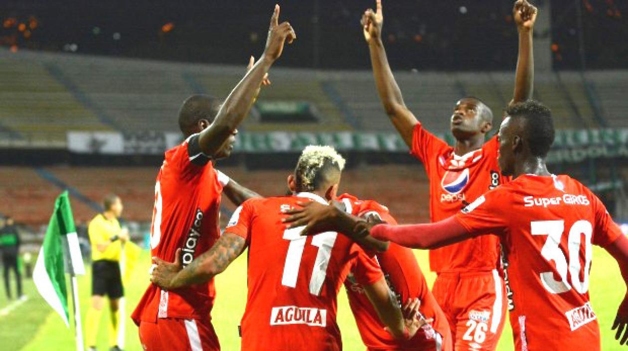 Jugadores americanos celebrando la clasificación en el 'Atanasio Girardot'.