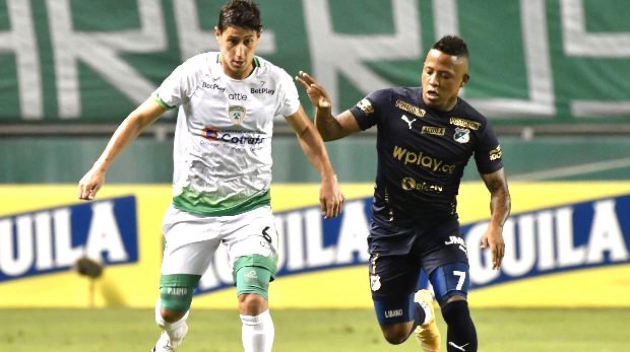 Pablo Lima, de La Equidad, disputando el balón con el atacante caleño Jhon Vásquez.