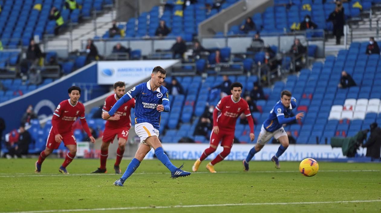 Pascal Gross anota el empate del Brighton.