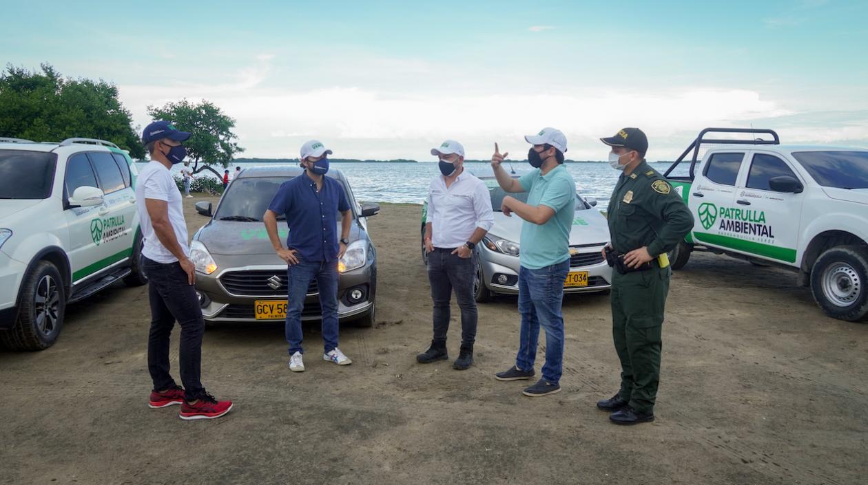 Alcalde entregó las patrullas ambientales. En la foto asistentes al evento en la ciénaga de Mallorquín.