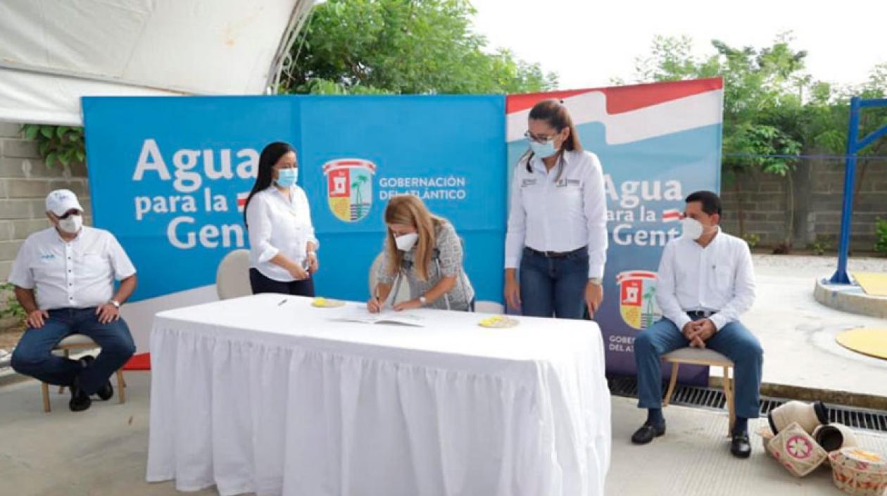 La gobernadora, Elsa Noguera; la alcaldesa de Usiacurí, Katherine Pasos Zapata, durante la entrega de las obras.