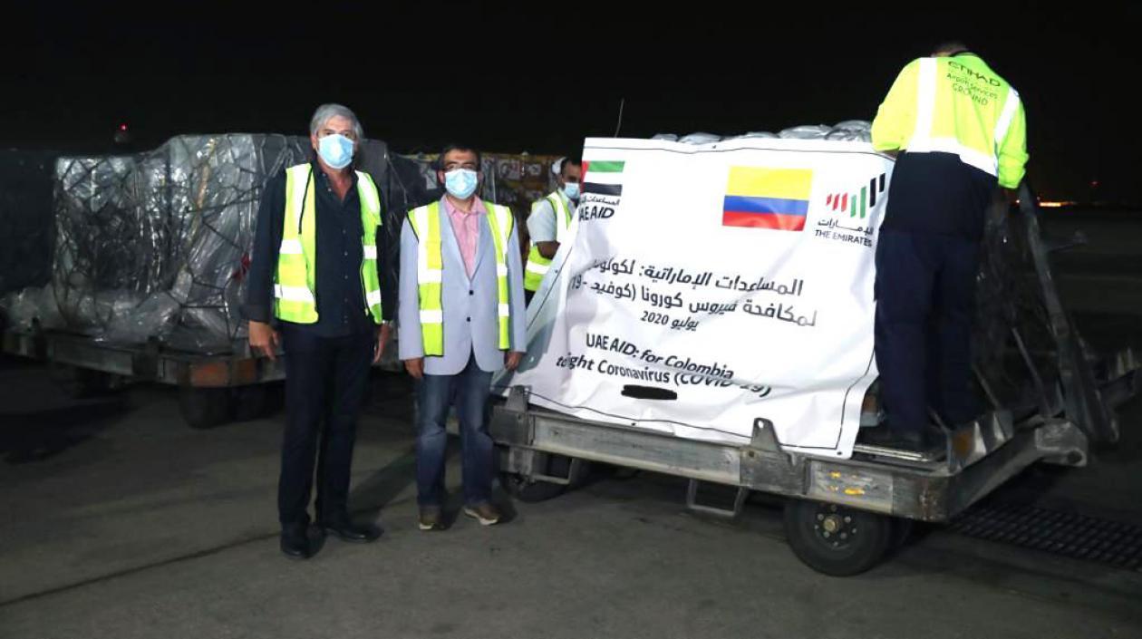 El Embajador Jaime Amín con el nuevo paquete de donaciones.