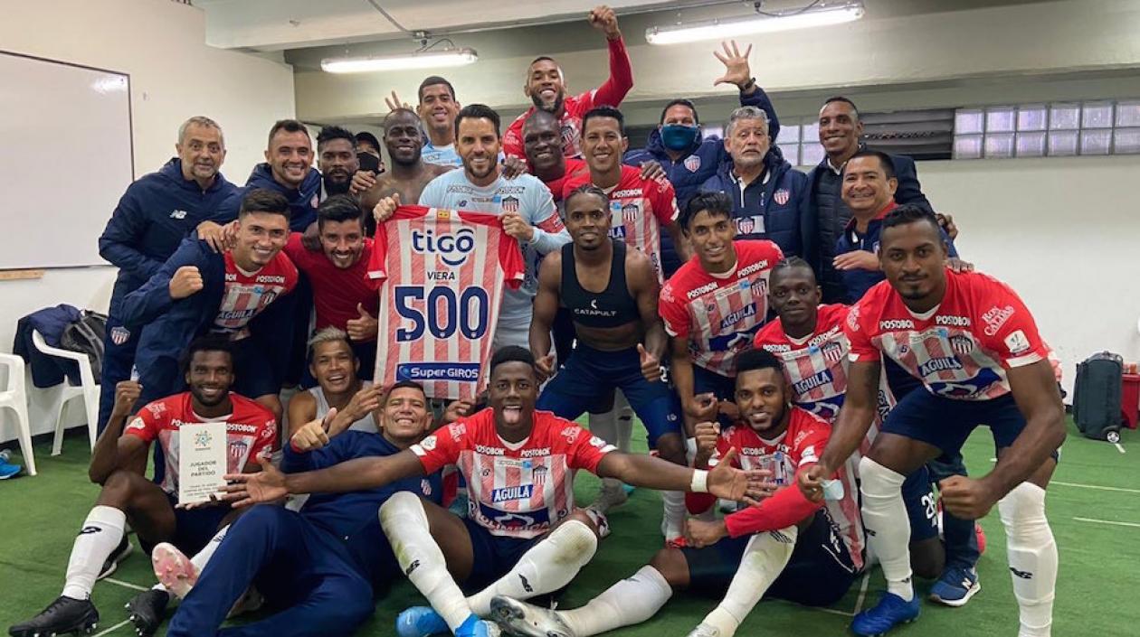 Celebración 'tiburona' de la clasificación y del partido 500 del capitán Sebastián Viera.