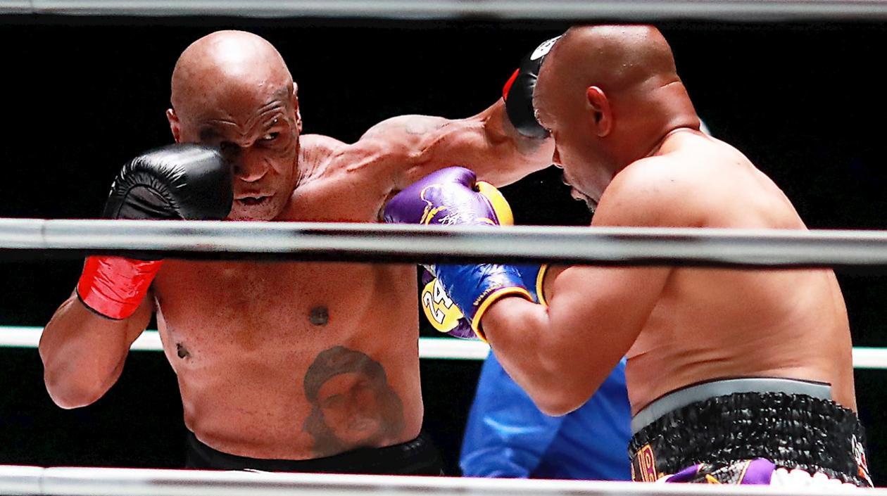 Mike Tyson y Roy Jones Jr., durante la pelea.