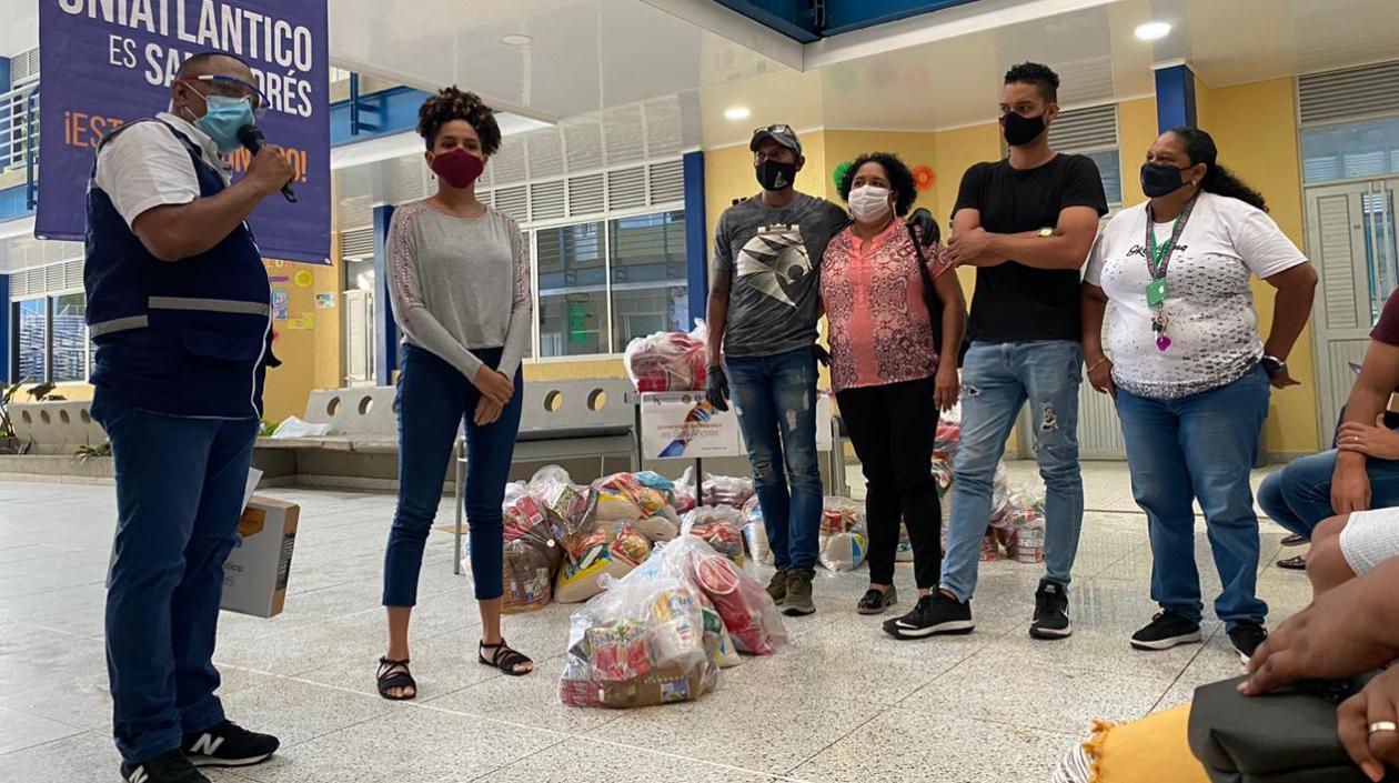 Estudiantes de UniAtlántico en San Andrés recibiendo ayuda.
