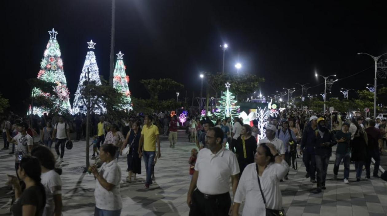 Con bioseguridad se podrá recorrer el alumbrado navideño. En la foto, el del 2019 en el Malecón del Río.