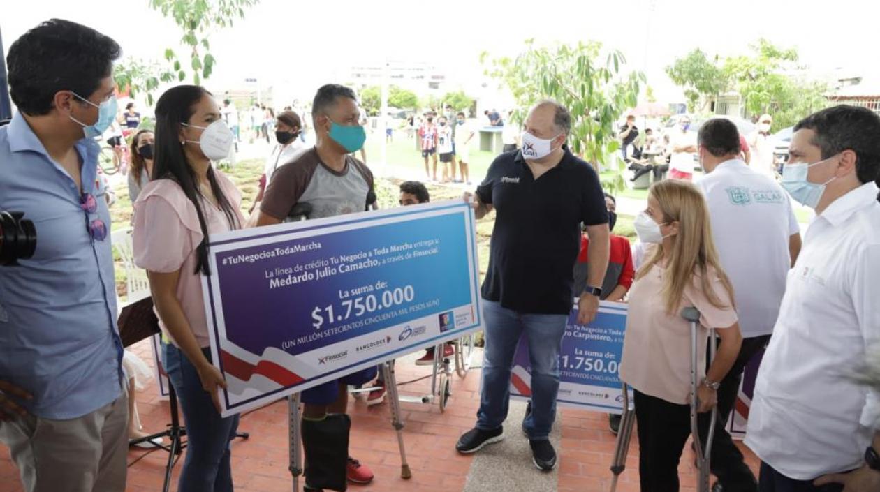 Entrega de créditos en Galapa.