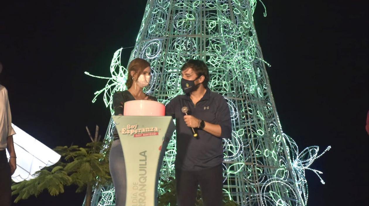 El Alcalde Jaime Pumarejo y la primera gestora Silvana Puello presidiendo el encendido del alumbrado navideño.