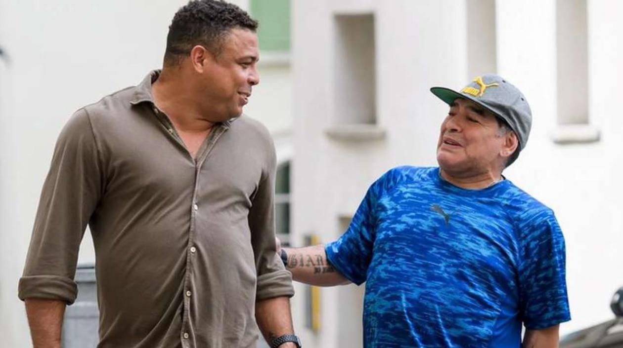 Ronaldo y Diego Maradona caminan por la calle. 