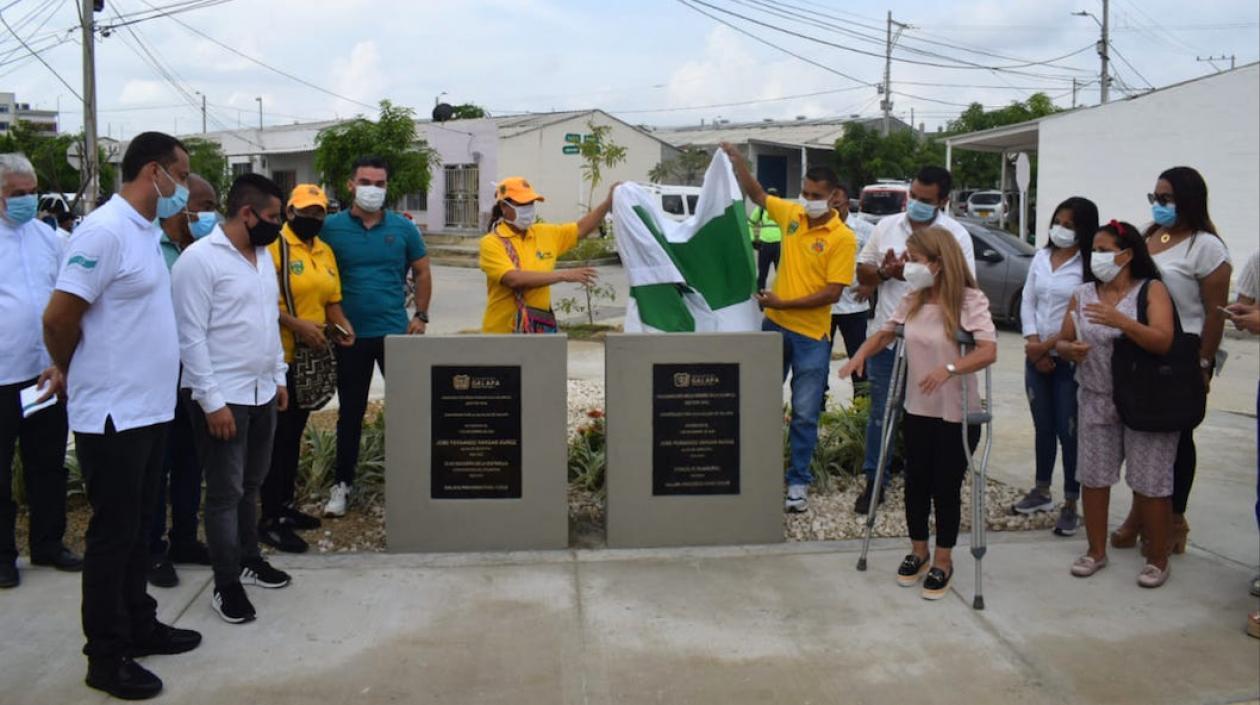 La Gobernadora Elsa Noguera y el Alcalde José Fernando Vargas descubriendo la placa.