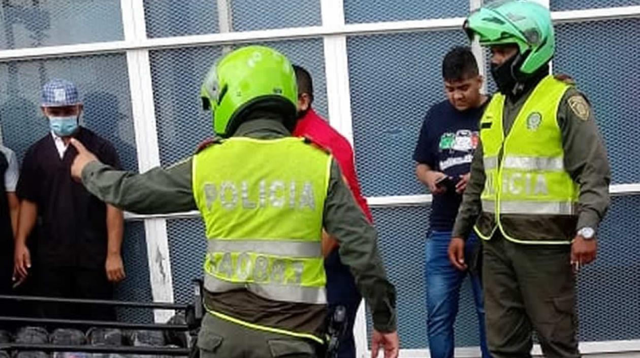 La Policía llegó al lugar donde ocurrió la balacera. 
