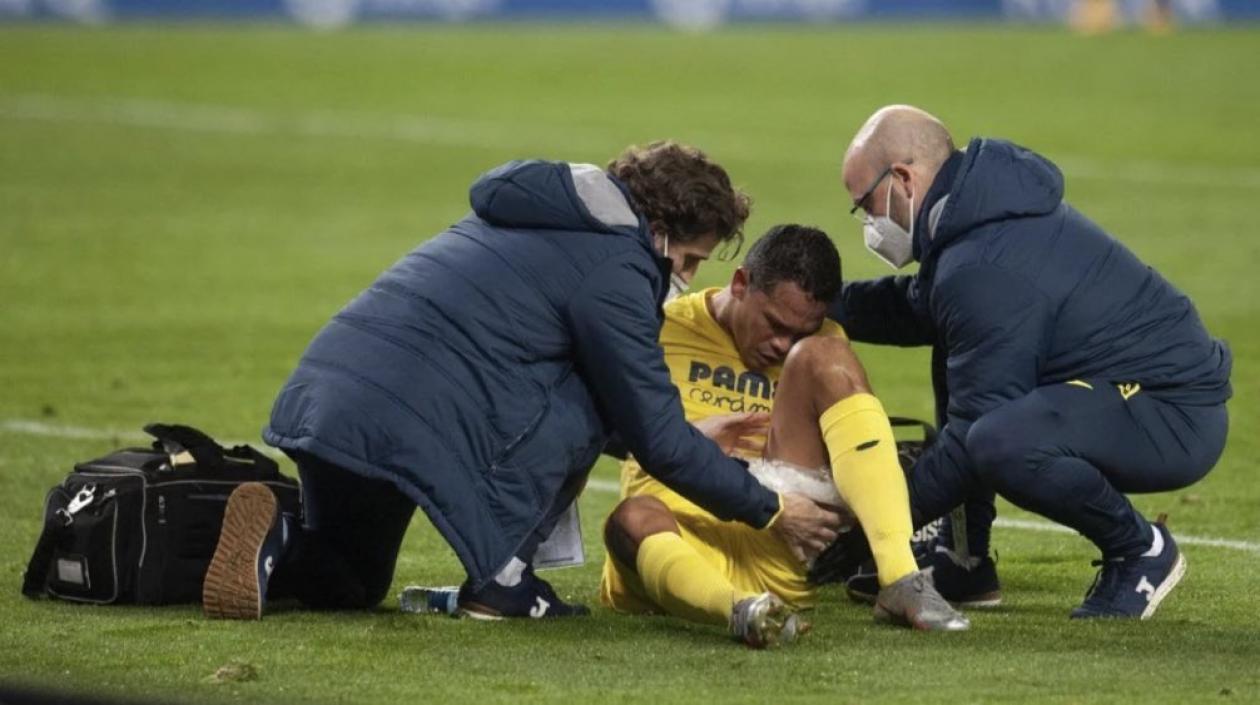 Carlos Bacca es atendido por los médicos del Villarreal. 