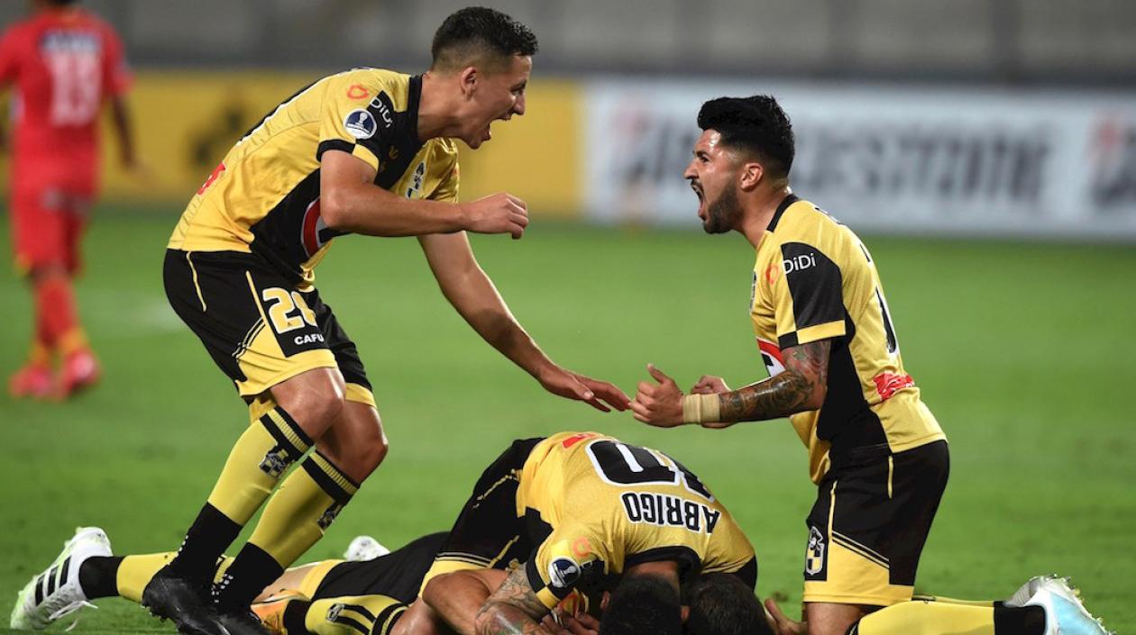 Jugadores de Coquimbo celebrando en cancha peruana.