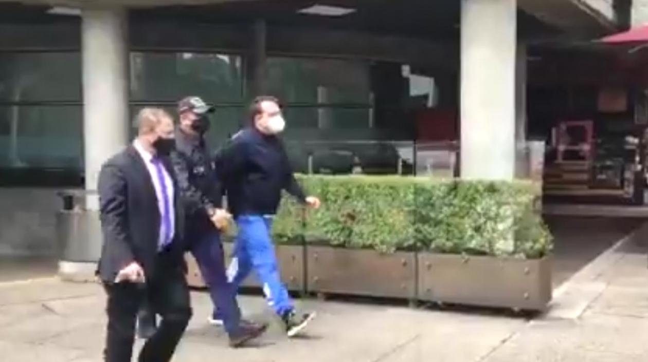 Eduardo Pulgar, de sudadera azul, camina con dos integrantes del CTI.