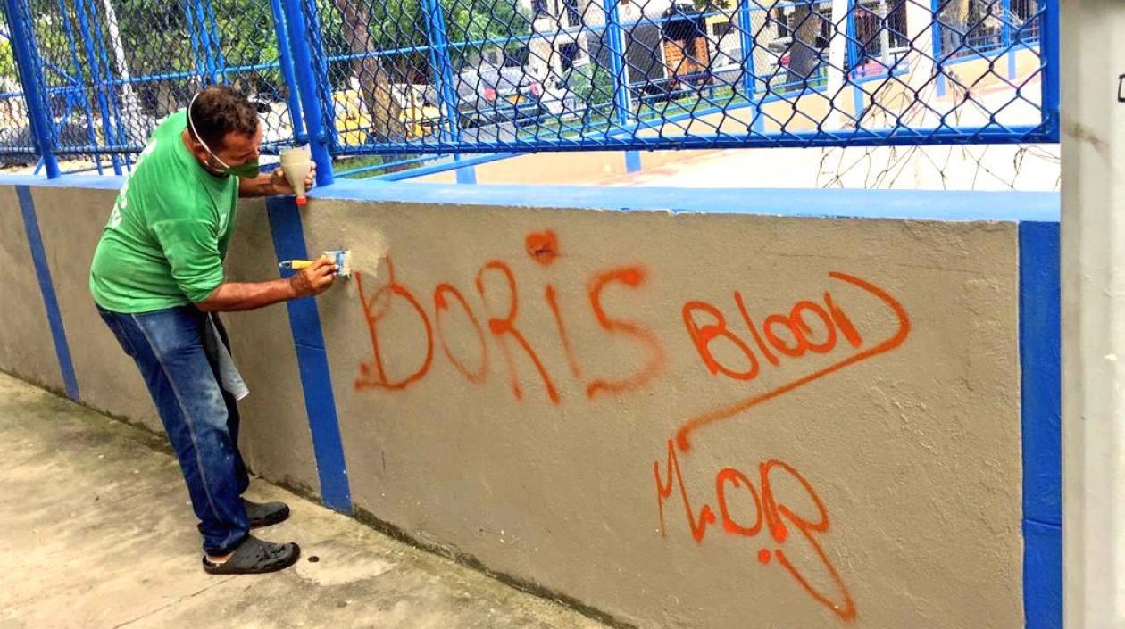 Personal de la ADI limpiando grafitis en el parque Los Pitufos.